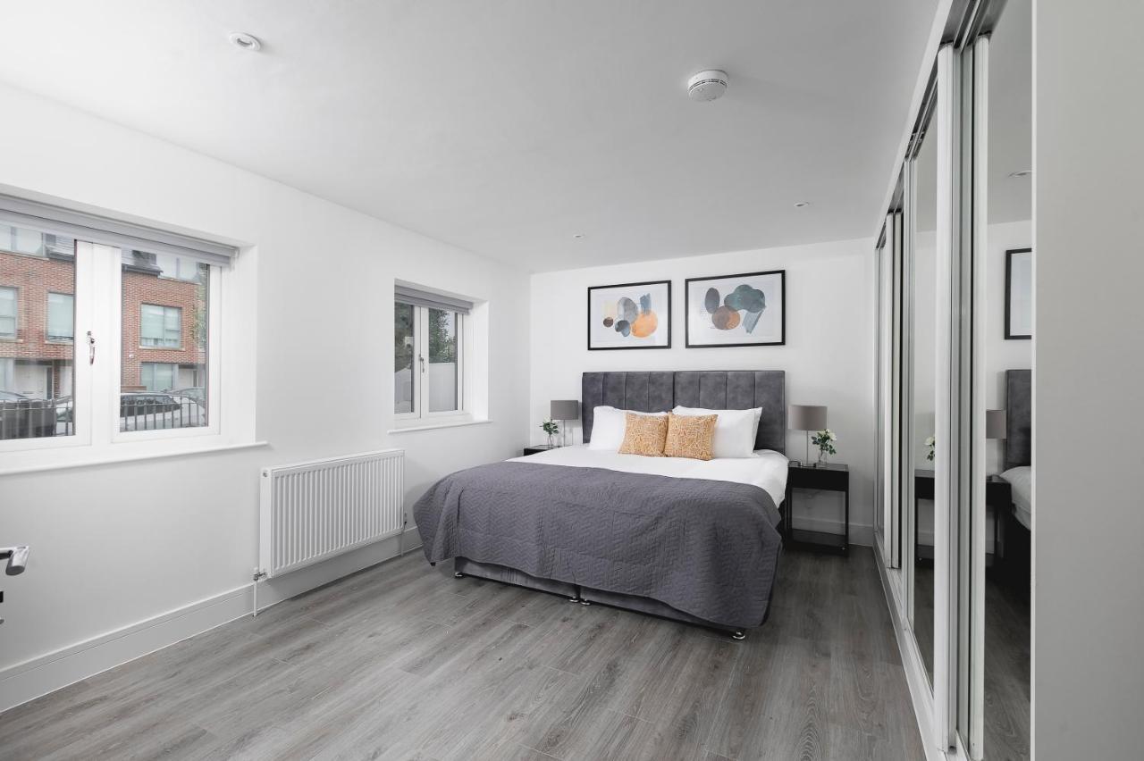Skyvillion - London Enfield Chase Apartments With Parking & Wifi Extérieur photo