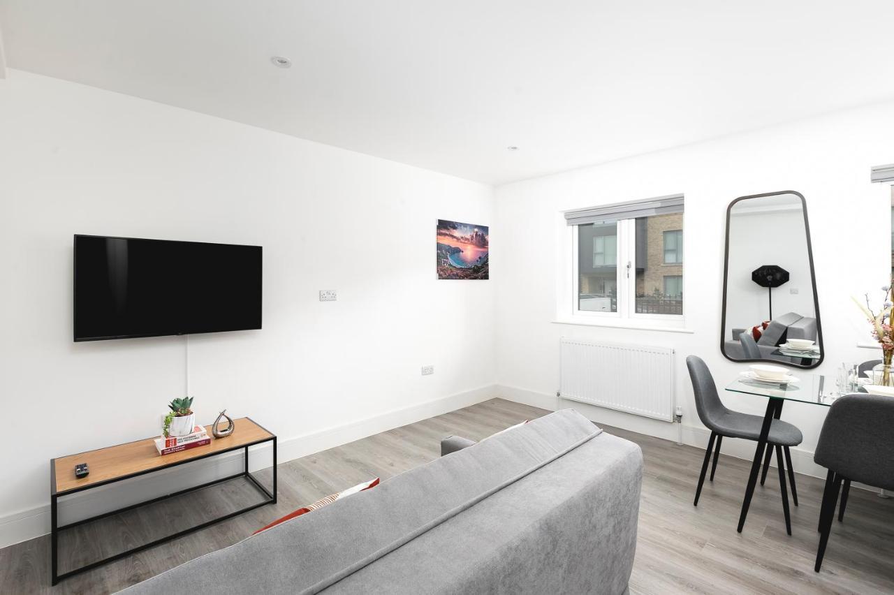 Skyvillion - London Enfield Chase Apartments With Parking & Wifi Extérieur photo