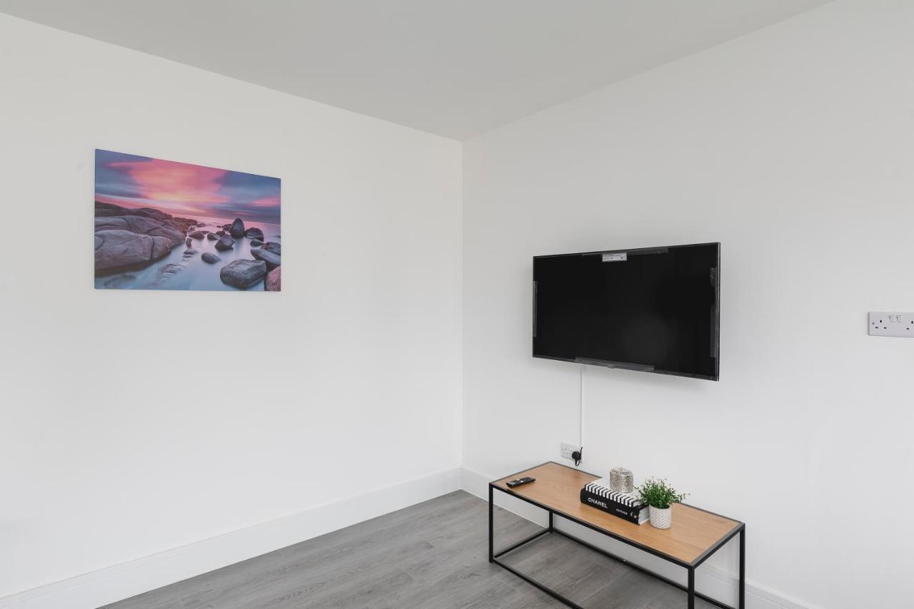Skyvillion - London Enfield Chase Apartments With Parking & Wifi Extérieur photo