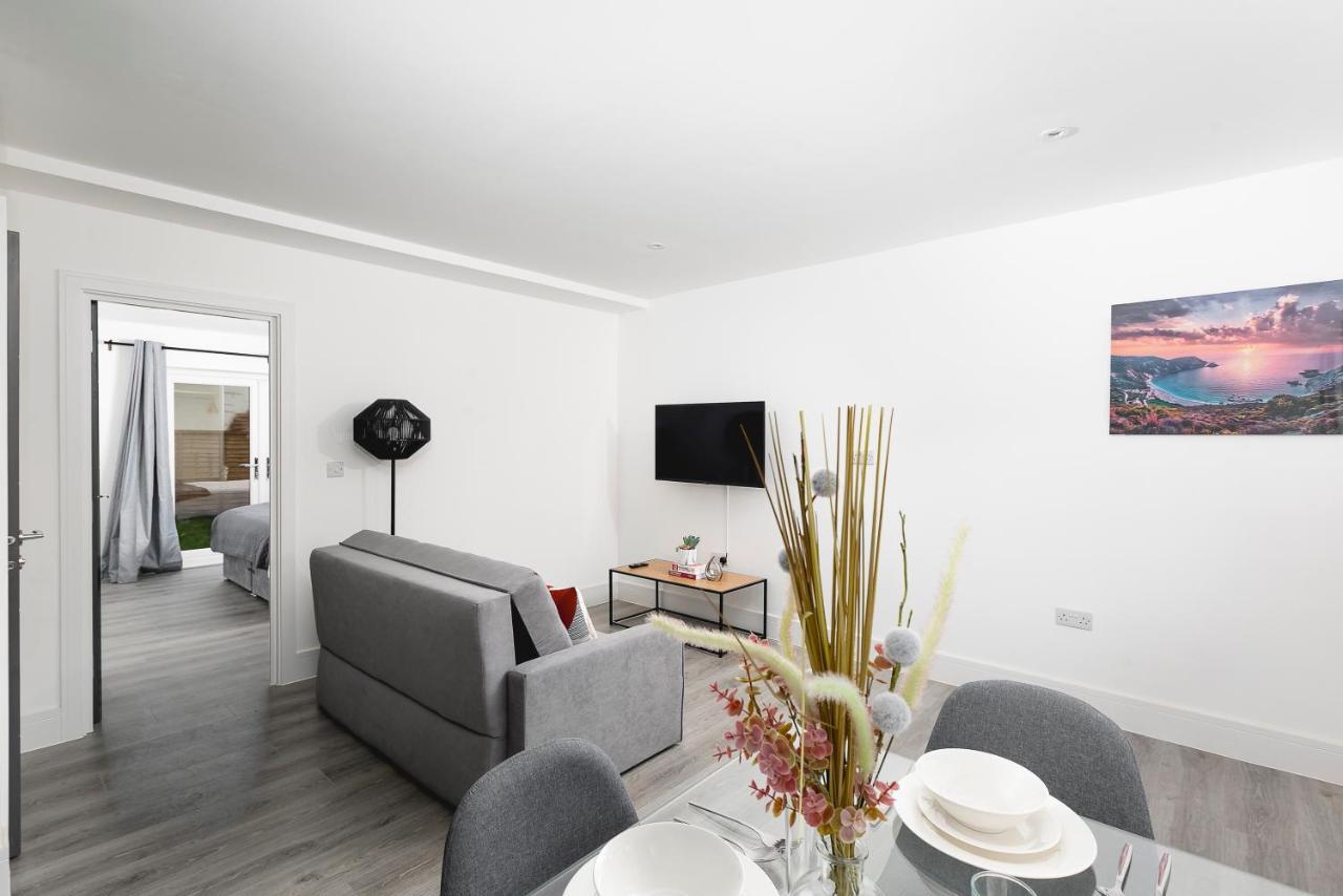 Skyvillion - London Enfield Chase Apartments With Parking & Wifi Extérieur photo