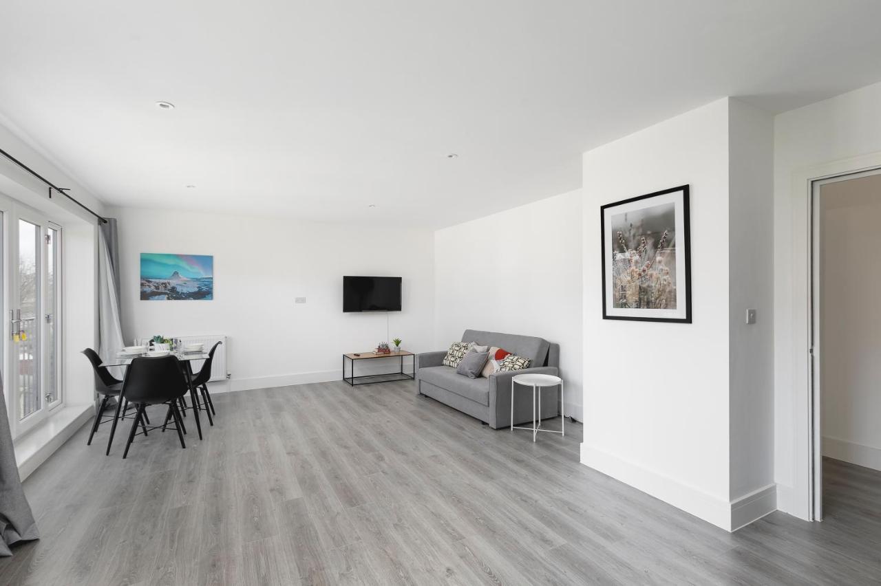 Skyvillion - London Enfield Chase Apartments With Parking & Wifi Extérieur photo