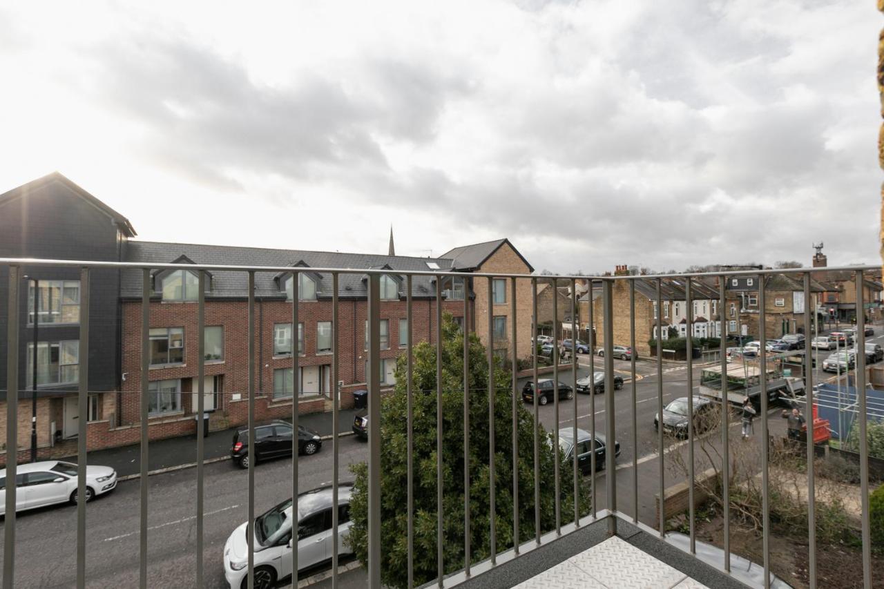 Skyvillion - London Enfield Chase Apartments With Parking & Wifi Extérieur photo