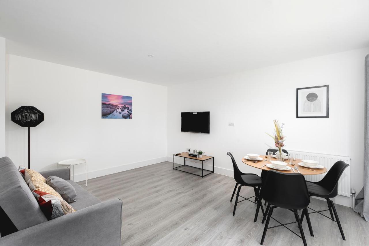 Skyvillion - London Enfield Chase Apartments With Parking & Wifi Extérieur photo