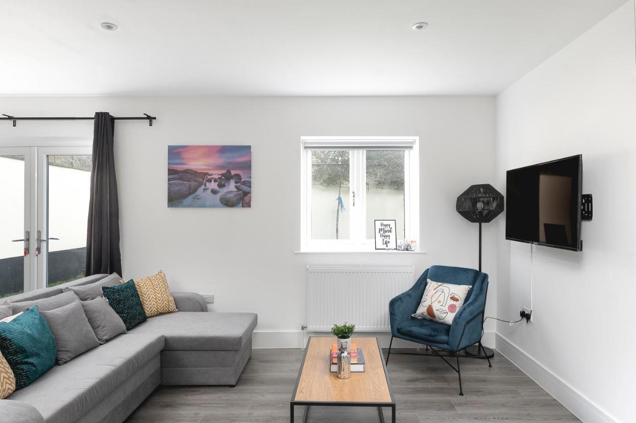 Skyvillion - London Enfield Chase Apartments With Parking & Wifi Extérieur photo