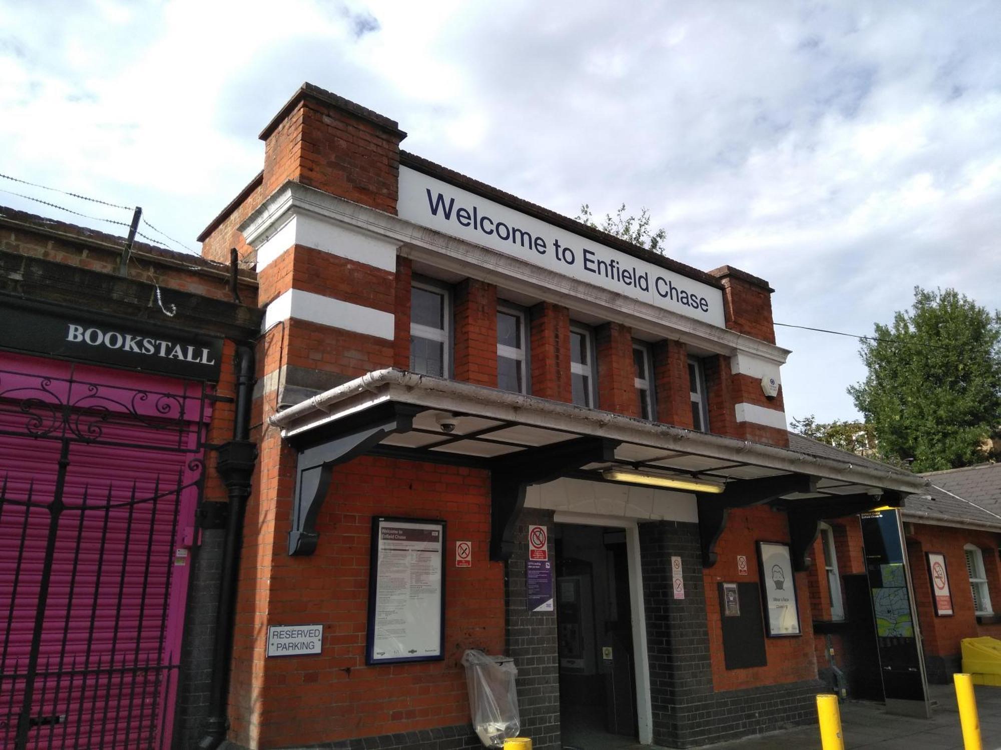 Skyvillion - London Enfield Chase Apartments With Parking & Wifi Extérieur photo